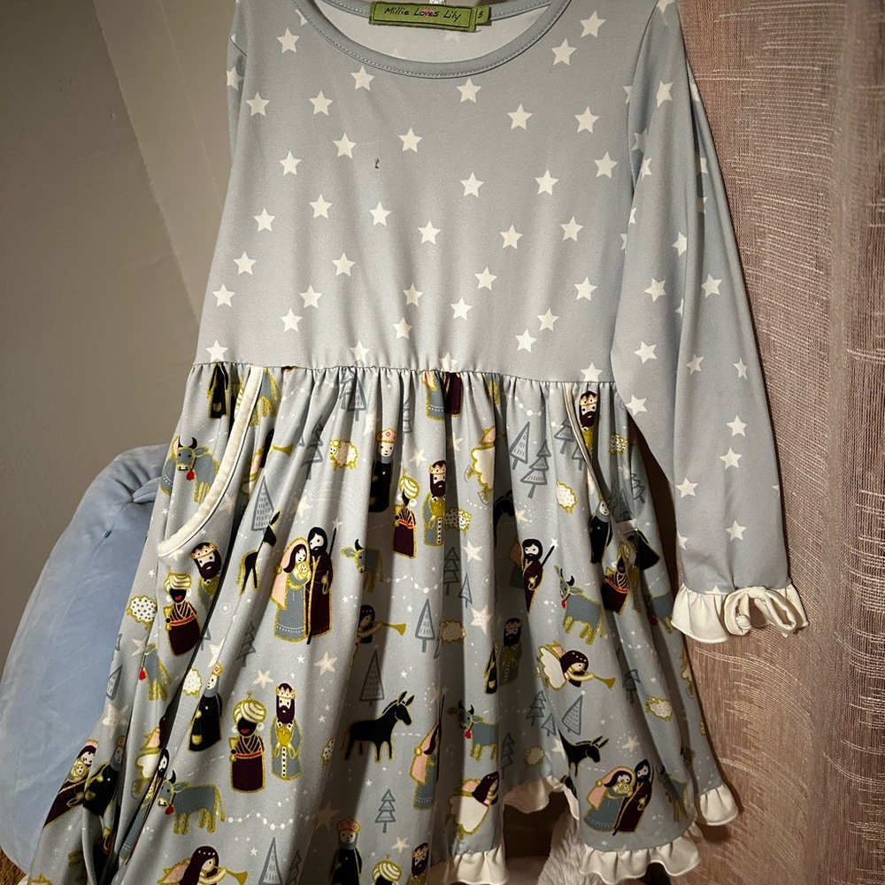 Girl size 5 boutique Christmas dress with pockets